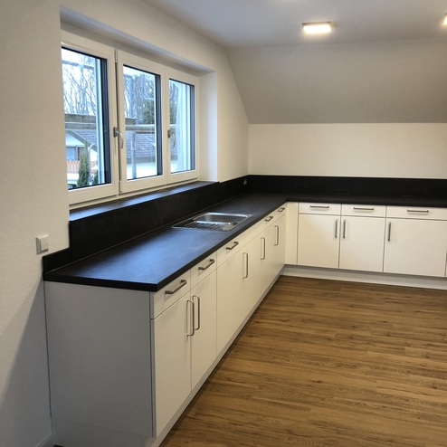 Einbauküche mit schwarzer Arbeitsplatte