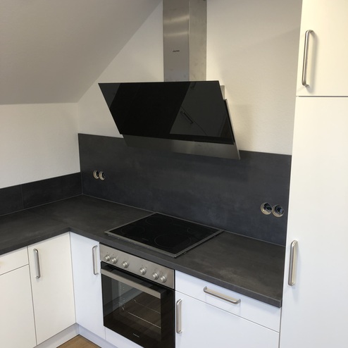 Herd und Dunstabzugshaube in einer Einbauküche