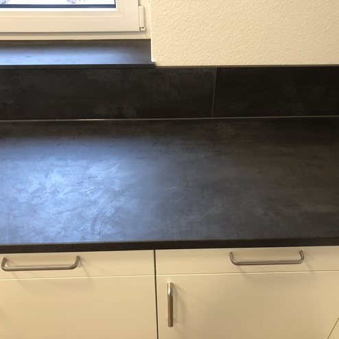 Detailaufnahme eines Einbauschranks mit einer schwarzen Oberfläche