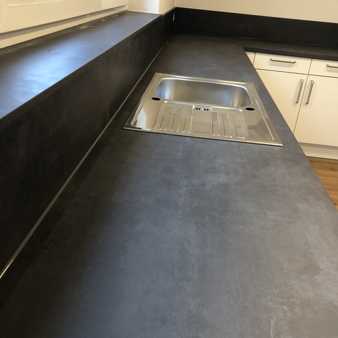 Detailaufnahme eines Einbauschranks mit einer schwarzen Oberfläche