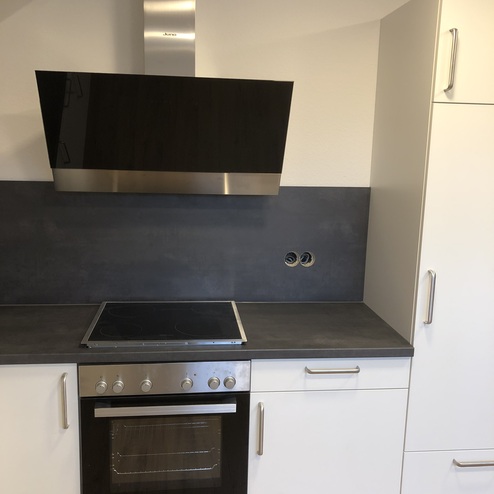 Herd und Dunstabzugshaube in einer Einbauküche