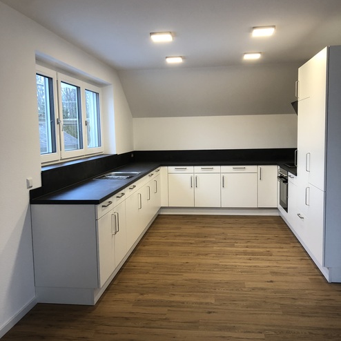 Einbauküche mit schwarzer Oberfläche