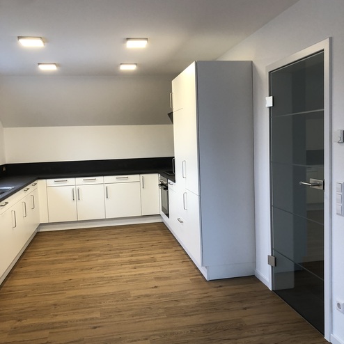 Geräumige Einbauküche mit einem großen Einbaukühlschrank