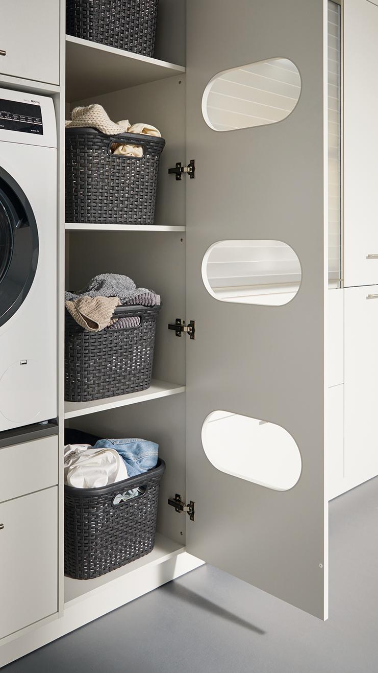 Wandschrank nach Maß Geöffneter Wandschrank mit mehreren Fächern