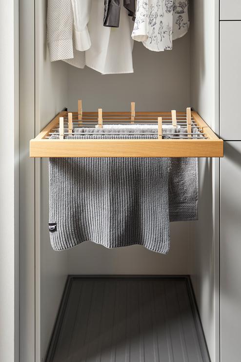 Wandschrank nach Maß Ein Wandschrank mit einem integrierten Wäscheständer