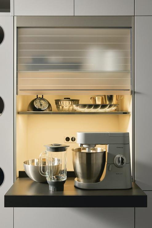 Hauswirtschaftsraum Jalousieschrank Beleuchteter Jalousieschrank im Hauswirtschaftsraum mit Küchenmaschine, Mixgerät und praktischen Ablagen