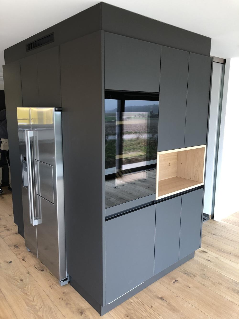 Geräumige Einbauküche mit schwarzen Fronten und Oberflächen