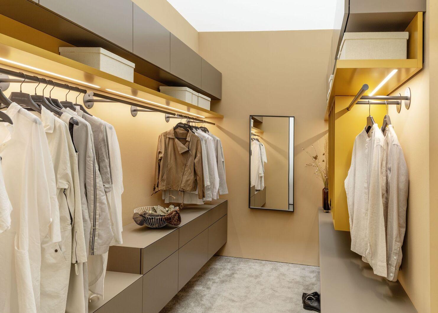 Offene Ankleide mit Kleiderstangen Moderne offene Ankleide mit Kleiderstangen, Schubladen und Spiegel, gefertigt von Kallenberger in Gundelsheim.