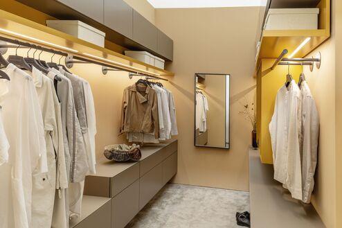 Moderne offene Ankleide mit Kleiderstangen, Schubladen und Spiegel, gefertigt von Kallenberger in Gundelsheim.