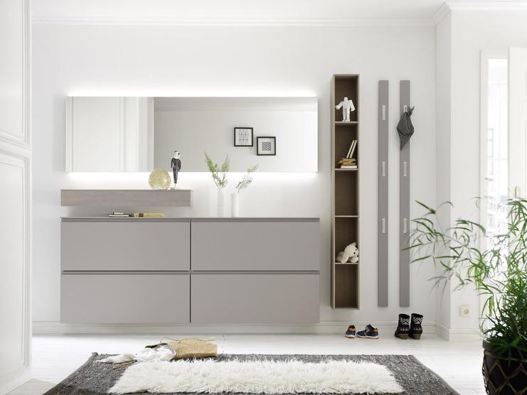 Helle Garderobe in modernem Design mit Spiegel, offenen Regalfächern und grauen Fronten in elegantem Wohnstil.