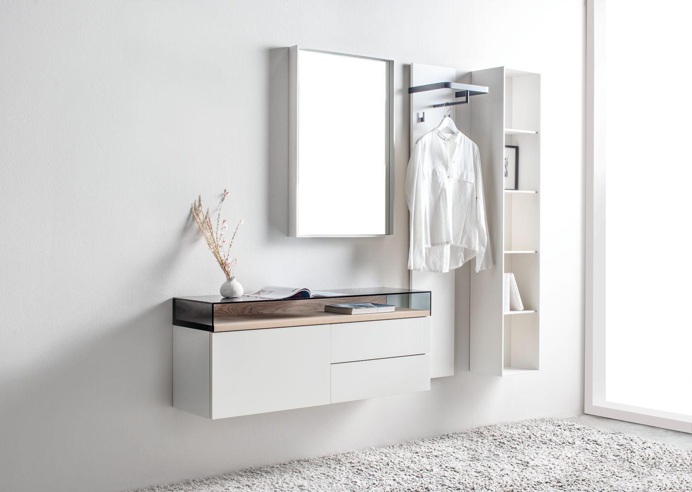 Zeitlose weiße Garderobe mit Holzablage, Spiegel und offener Kleiderstange in schlichtem, modernen Eingangsbereich.