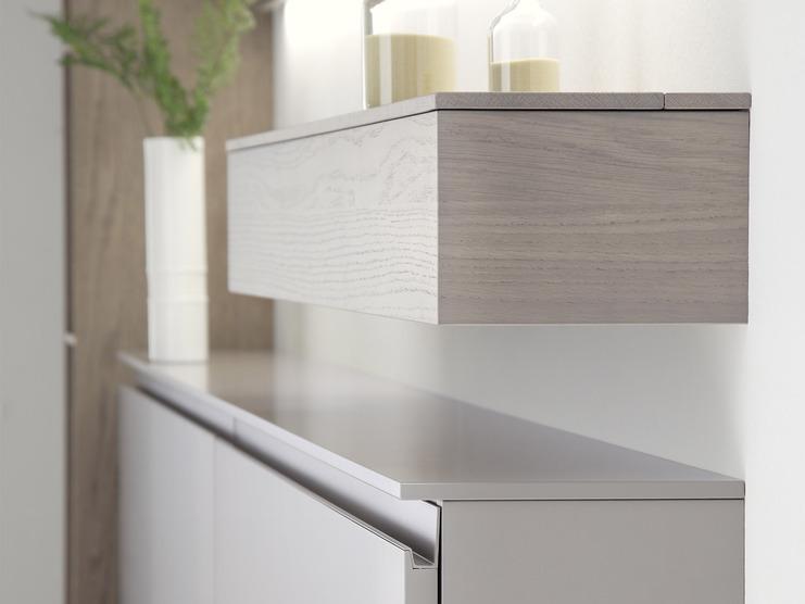 Hängeboard an der Wand über einem Regal