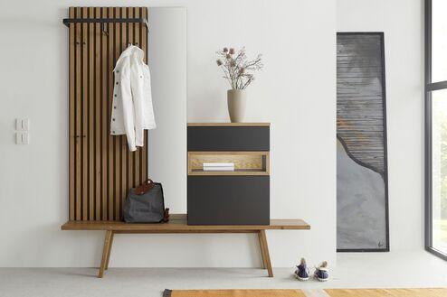 Moderne Garderobe nach Maß mit schwarzer Front, Holzdetails und Sitzbank