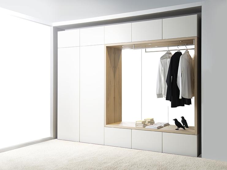 Offene Garderobe mit Schranksystem