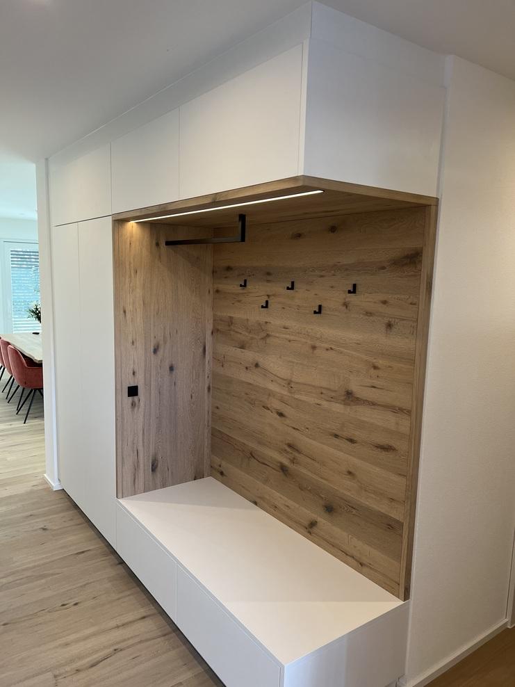 Garderobe nach Maß Weiße Garderobe mit Holzverkleidung