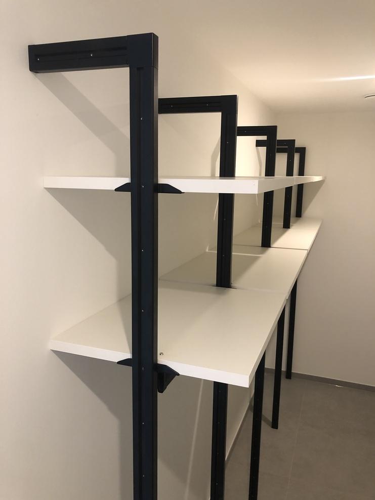 Offenes Regalsystem mit Metallrahmen Offenes Regalsystem mit schwarzem Metallrahmen und weißen Fachböden in schlichtem, modernem Stil.