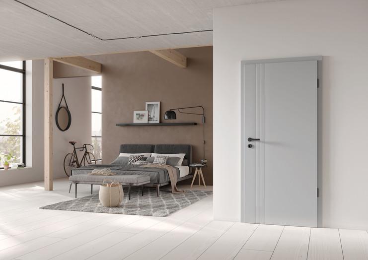 Zeitlose graue Zimmertür mit schwarzer Klinke in modernem Schlafzimmer mit hellem Holzboden.