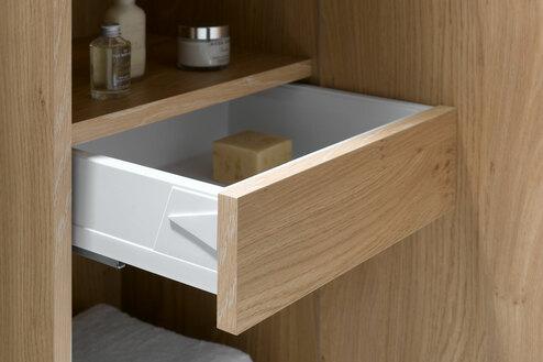 Holzschublade Braune Holzschublade in einem Holzregal