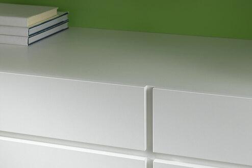 Kommode Weiße Badezimmerkommode vor grüner Wand