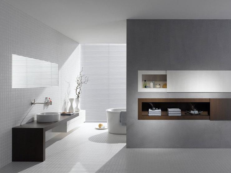 Impression eines Badezimmers Gesamtaufnahme eines Badeszimmers mit grauen Akzentfarben