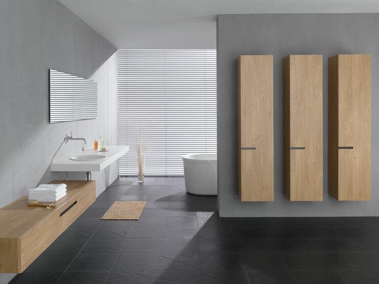 Impression eines Badezimmers Gesamtaufnahme eines Badeszimmers mit grauen Akzentfarben und Holzelementen