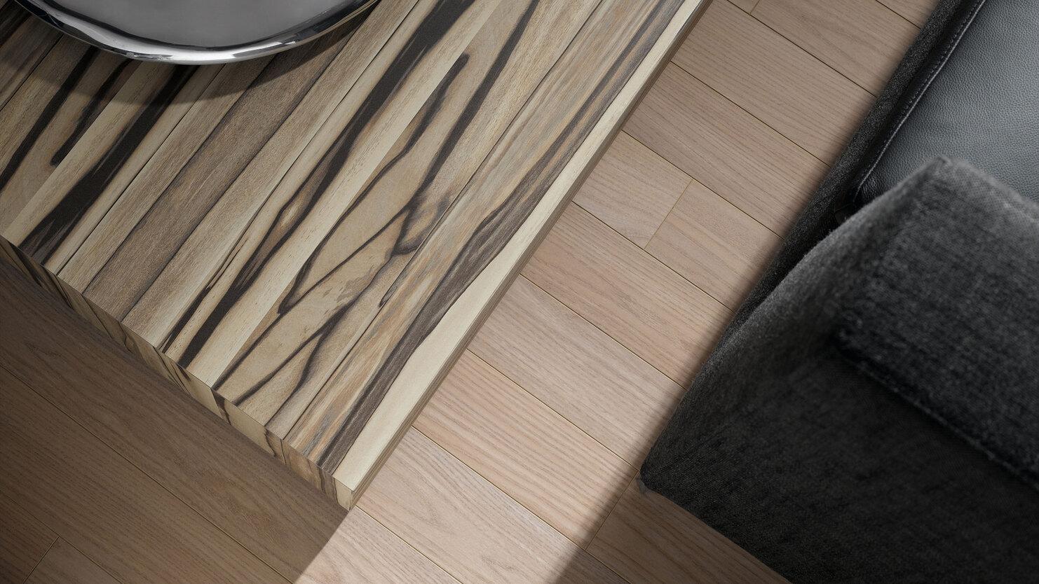 Detailaufnahme einer Arbeitsplatte mit hellen und dunklen Holzfasern Detailaufnahme einer lackierten Arbeitsplatte mit hellen und dunklen Holzfasern